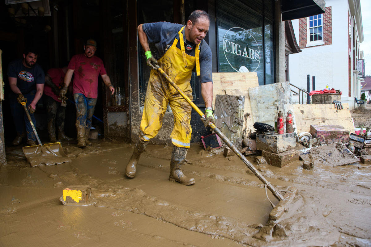 A federal disaster fund has drawn 50,000 applications after twin hurricanes. One problem: Its out of money. [Video]