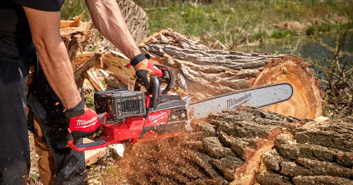 Milwaukee M18 dual battery electric chainsaw [Video]