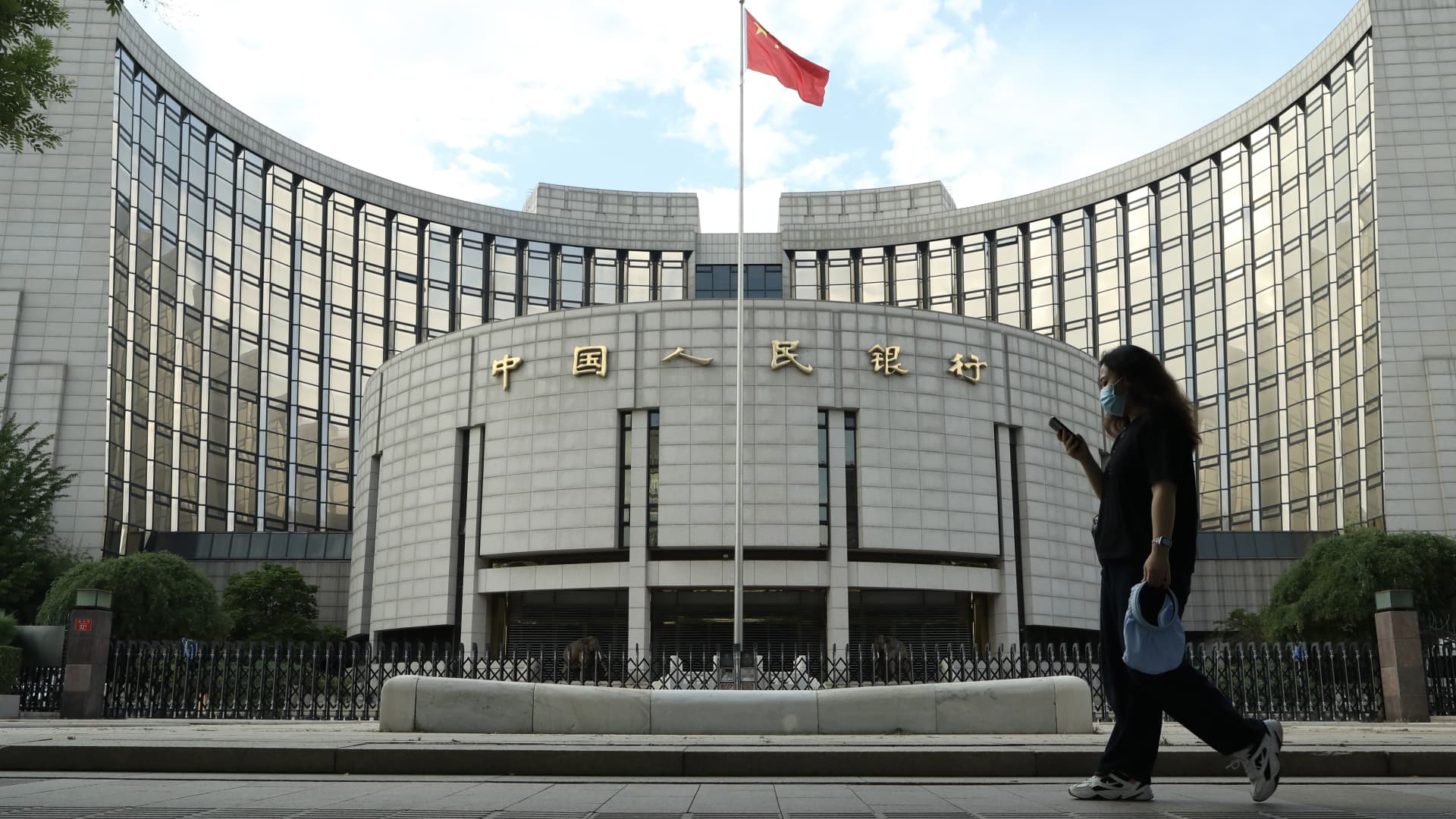 China cuts benchmark lending rates by 25 basis points [Video]