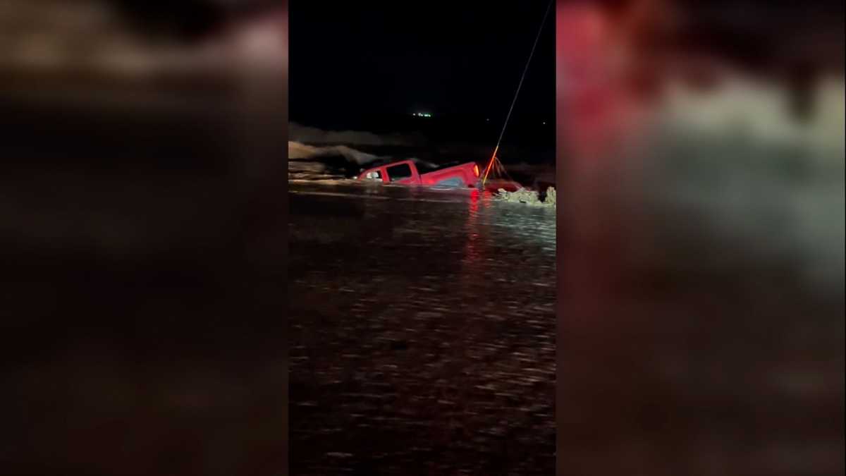 At least 2 dead, hundreds rescued in New Mexico flash flooding [Video]