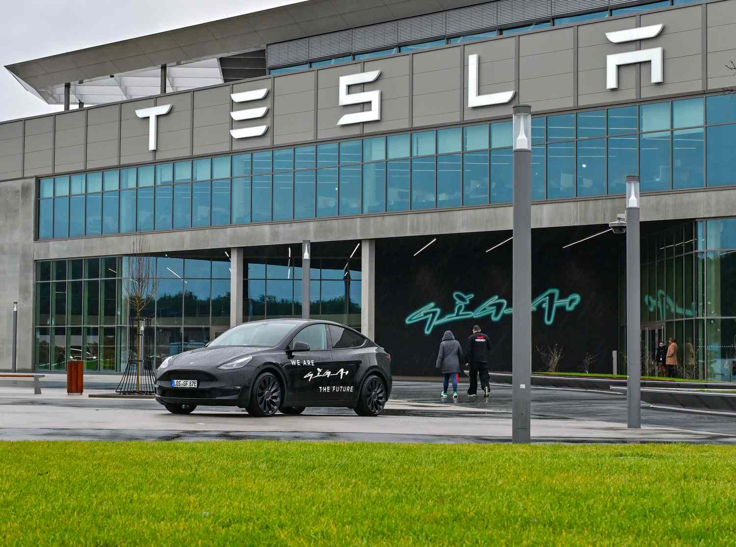 Tesla Stock Jumps as Analysts Say EV Maker is ‘Charging Up’ for 2025 [Video]