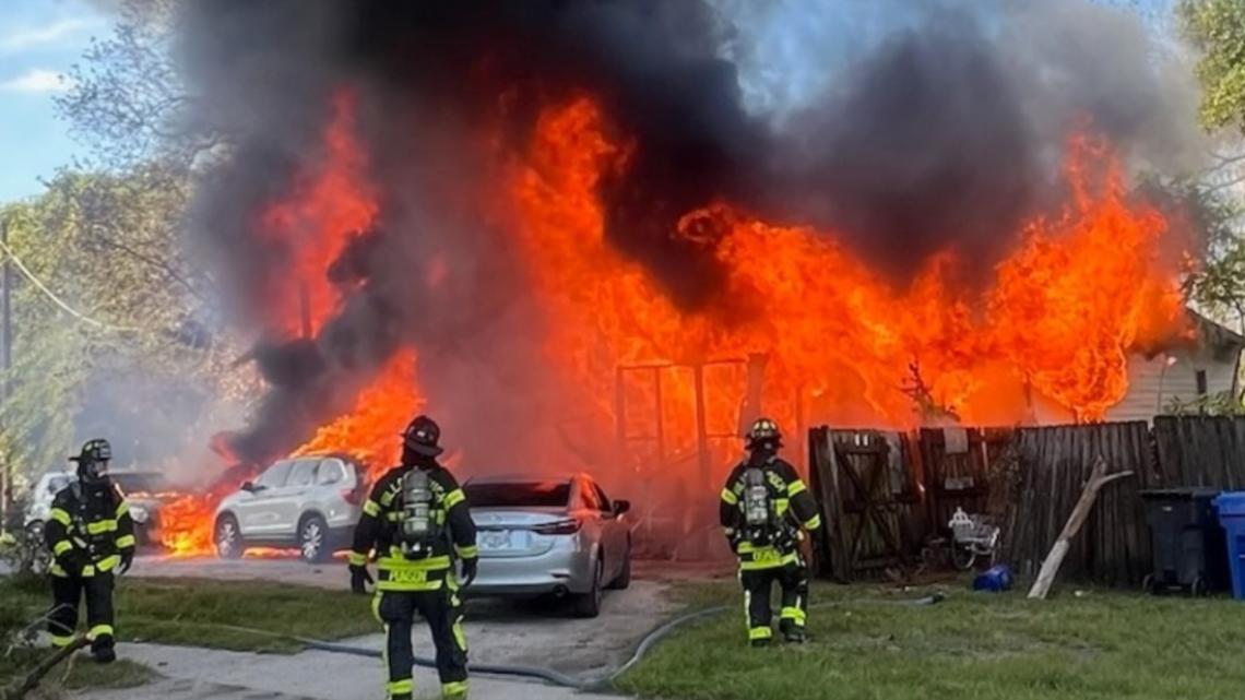 Crews work serious house fire in Gibsonton [Video]