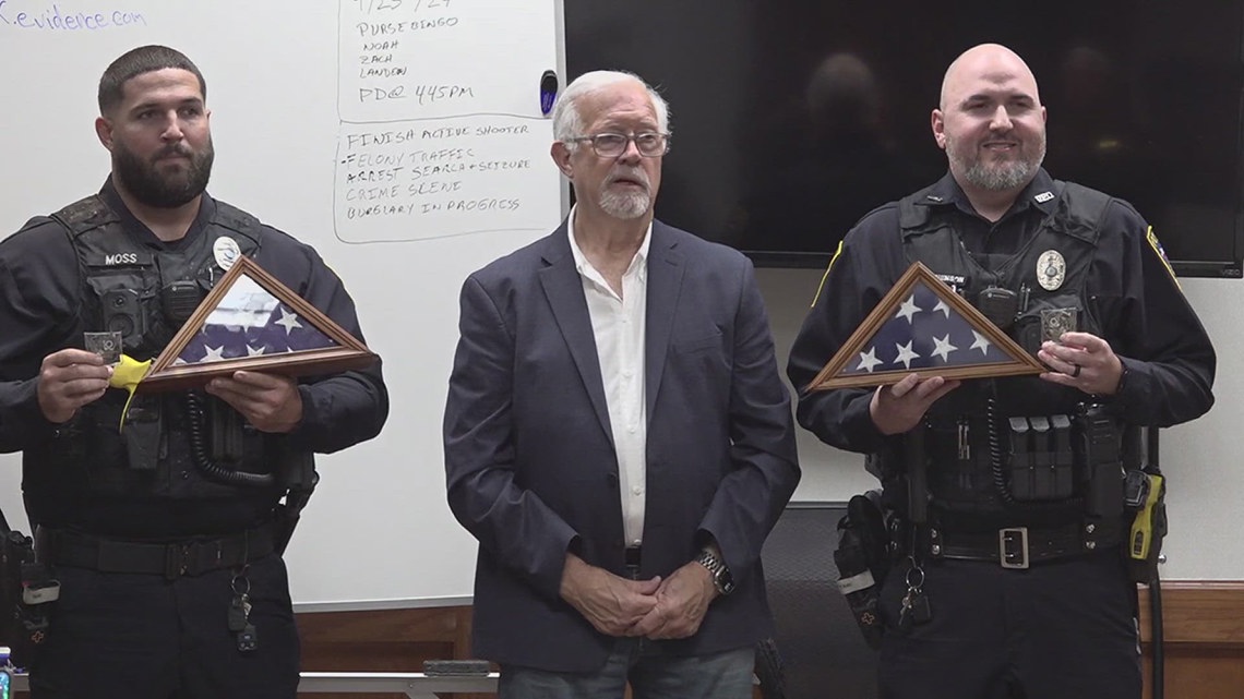 Vidor Police officers are honored for saving two boys [Video]