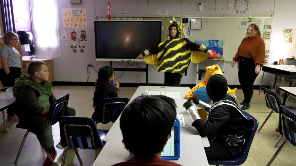 Calgary theatre company and school team up to create Halloween costumes [Video]