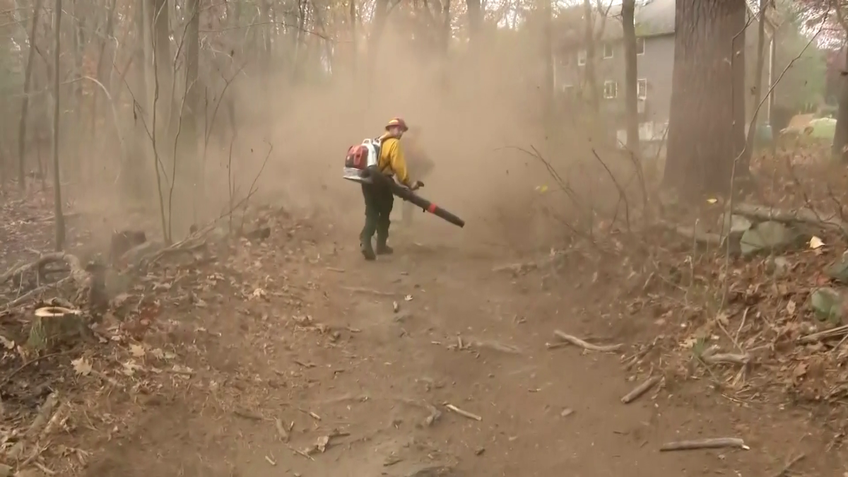 Firefighters adjust wildfire strategy in response to weather [Video]