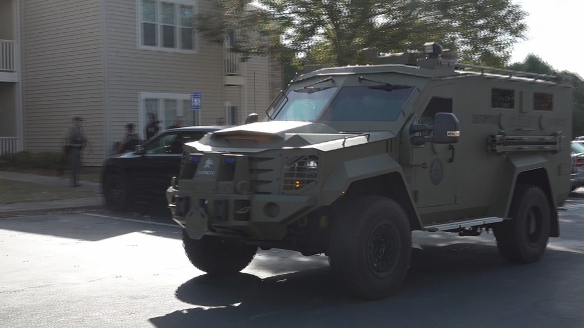 Warner Robins residents react to standoff with a barricaded man [Video]