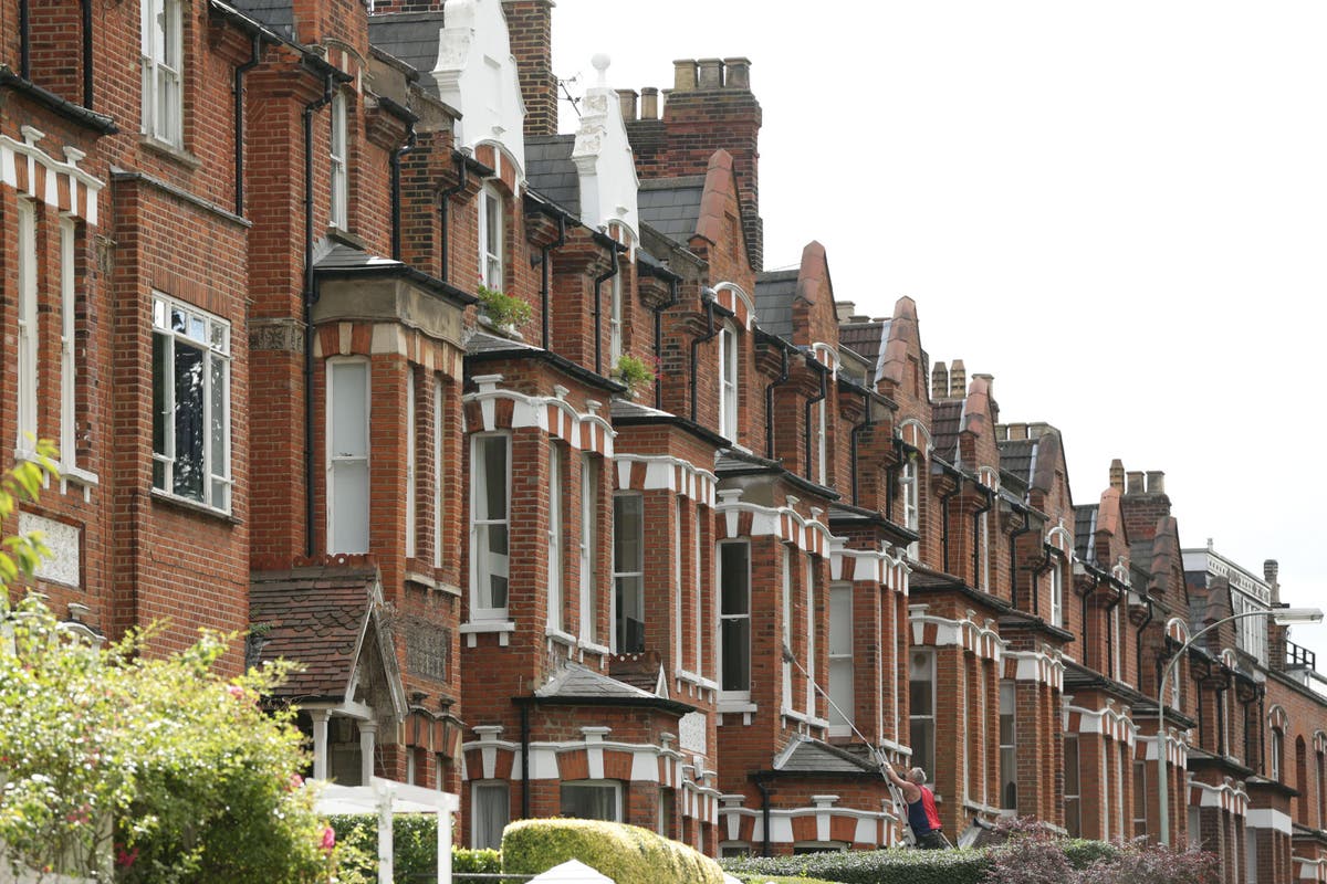 Interest rate cut today ‘nailed on’ amid weakening confidence, say City economists [Video]