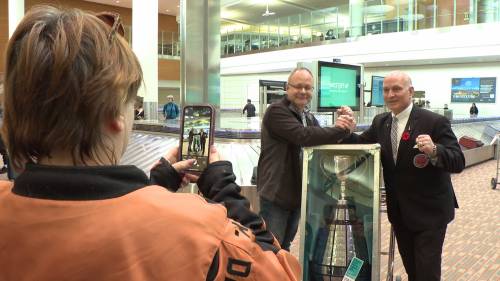 Unexpected arrival: Grey Cup rolls into Winnipeg in style [Video]