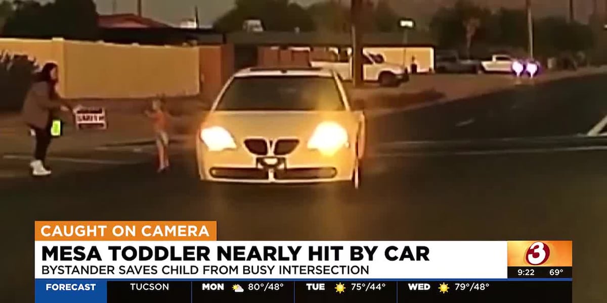 Toddler nearly hit after running into oncoming traffic at busy Mesa intersection [Video]