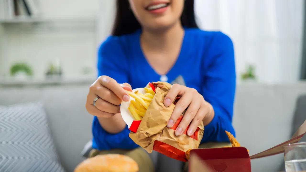 Americans prefer fast food takeout to dining out, new data indicates [Video]