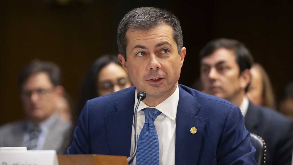 Airline CEOs, Transportation Secretary Buttigieg fight over regulations [Video]