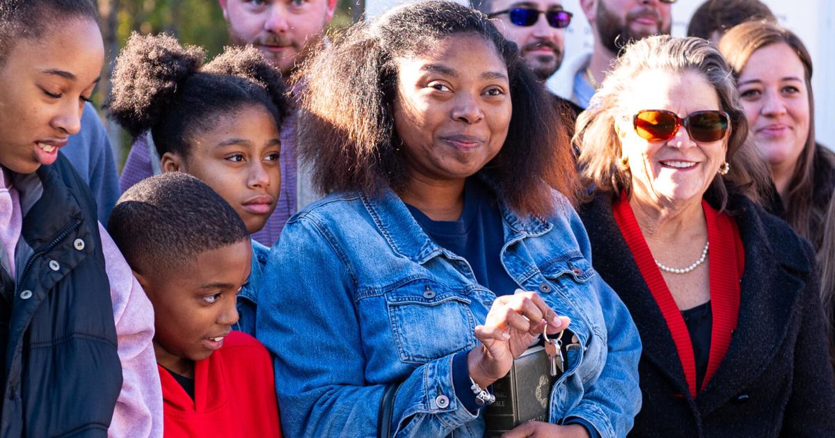 Auburn family receives new home before Thanksgiving [Video]