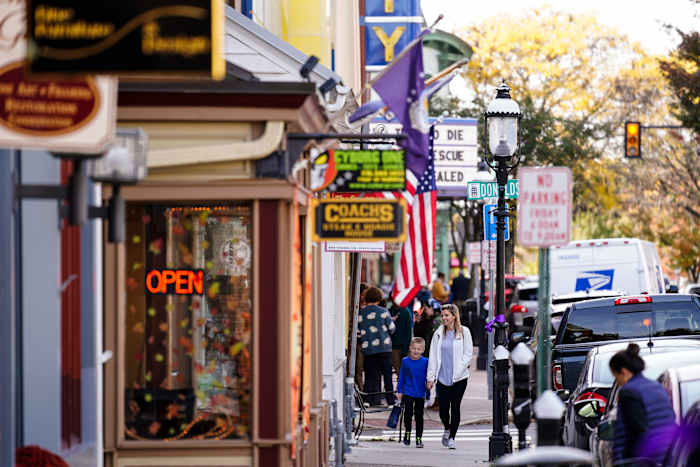 US consumer confidence ticks higher on better outlook for hiring [Video]