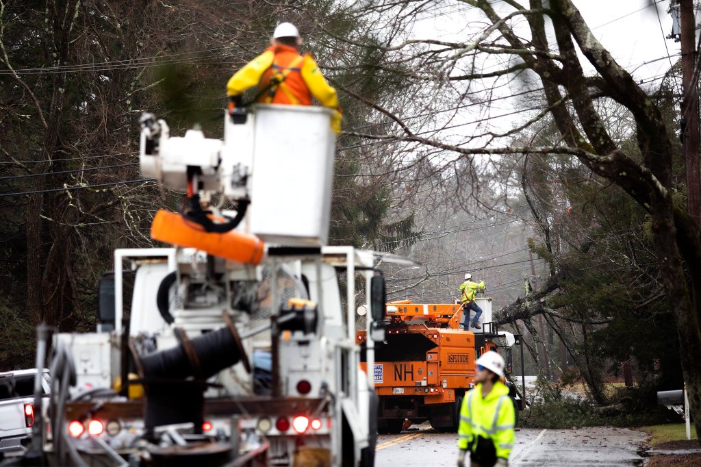 Thanksgiving storm outages down to just under 40,000 [Video]