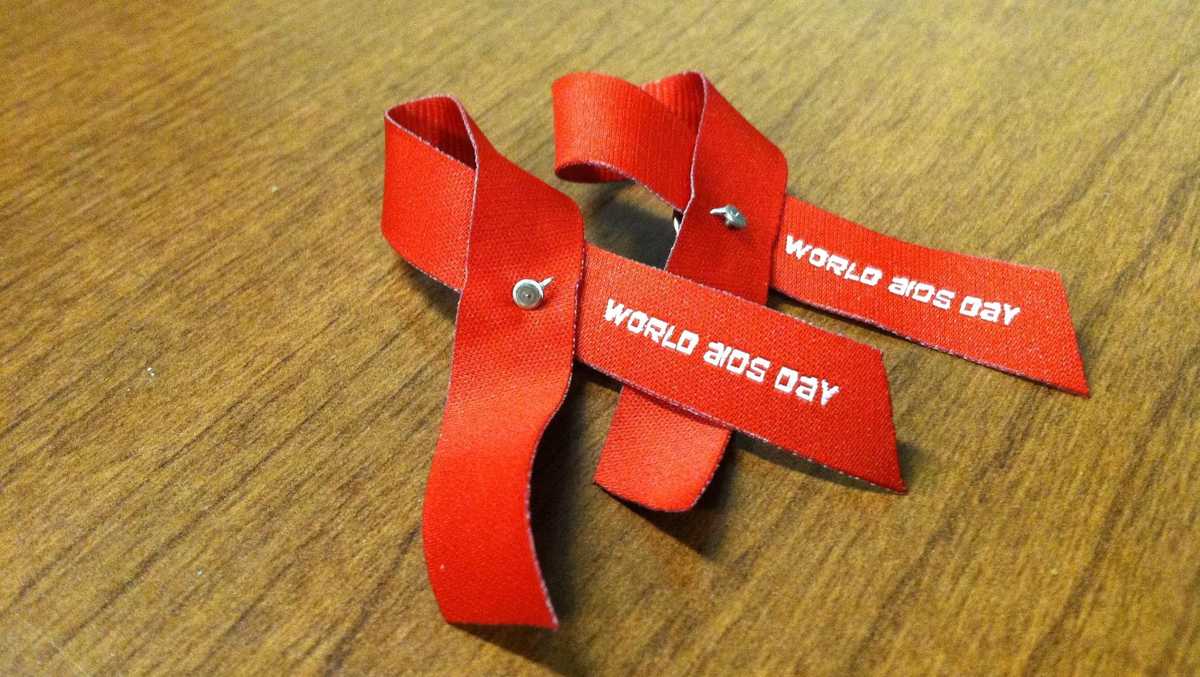 Dozens gather for a World AIDS Day Candlelight Vigil in Portland [Video]