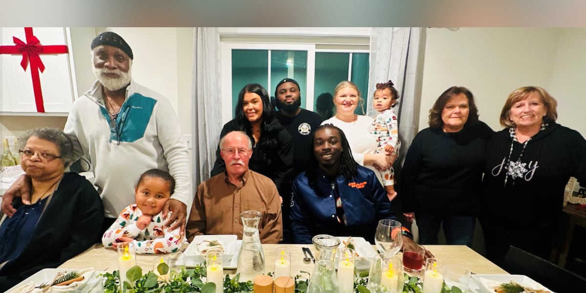 Family invites mail carrier who helped father to Thanksgiving dinner [Video]