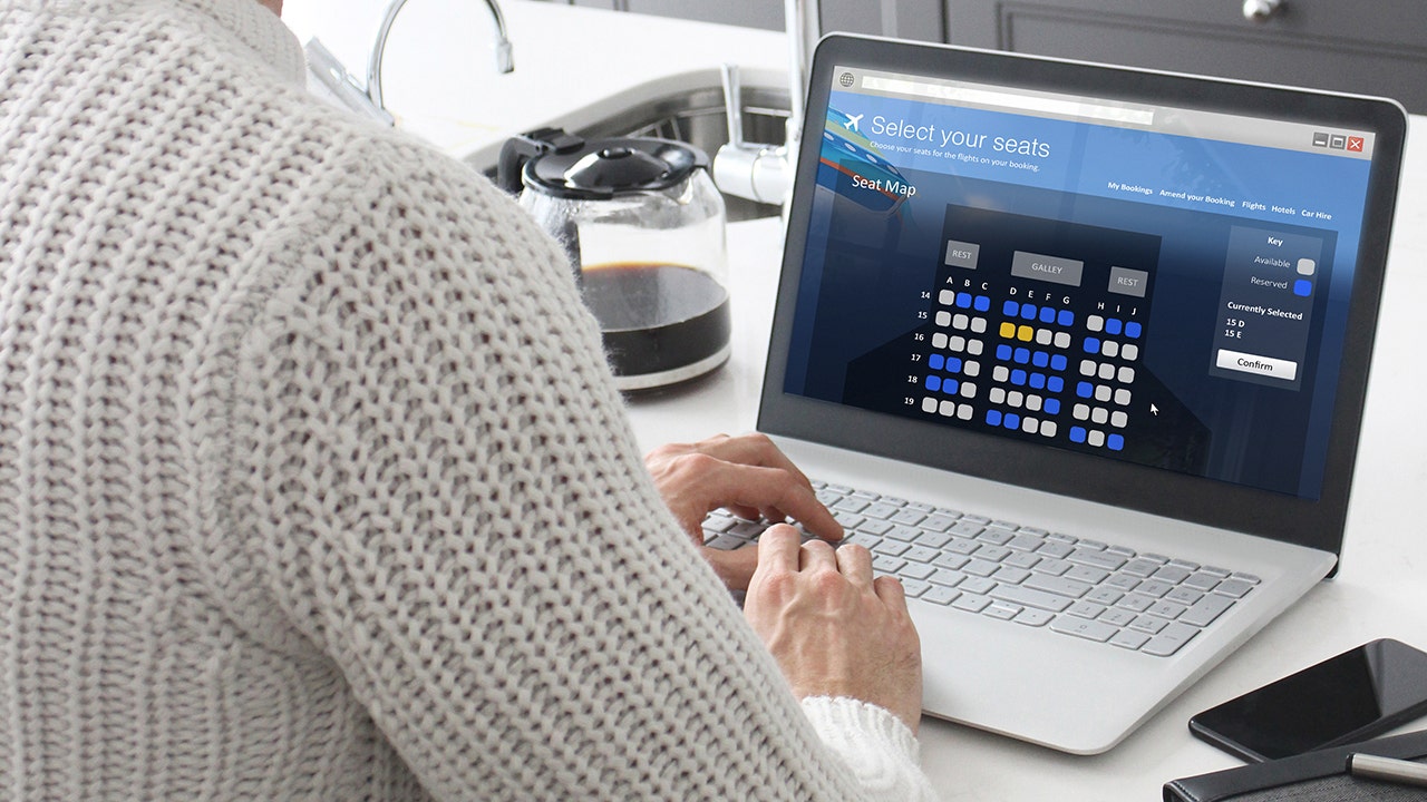 Traveler’s viral flight booking hack to avoid dreaded middle seat ignites debate [Video]