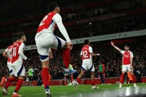 Corner kings Arsenal beat Man Utd to close gap on Liverpool [Video]