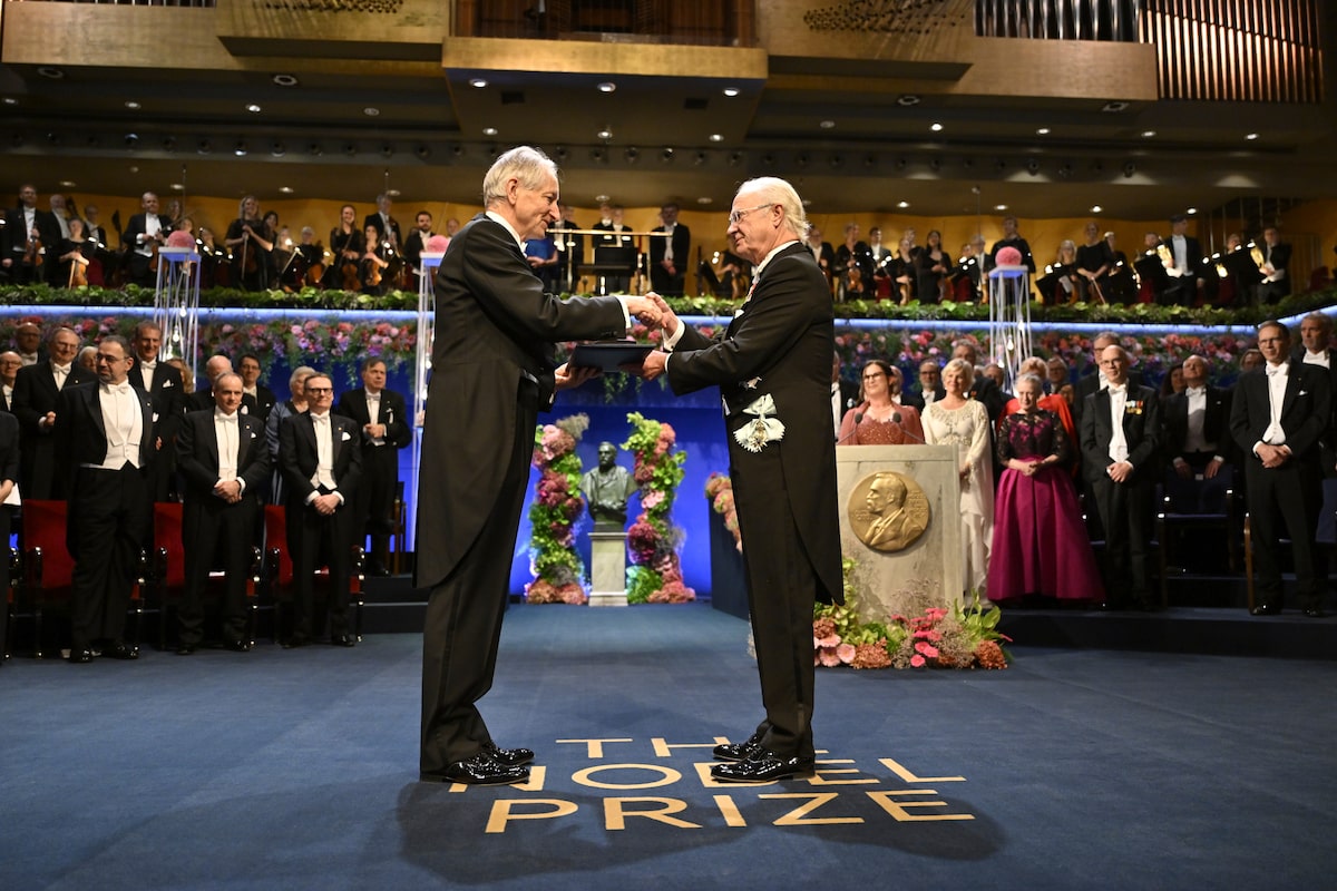 Geoffrey Hinton, AI pioneer and University of Toronto professor, receives Nobel Prize for physics [Video]