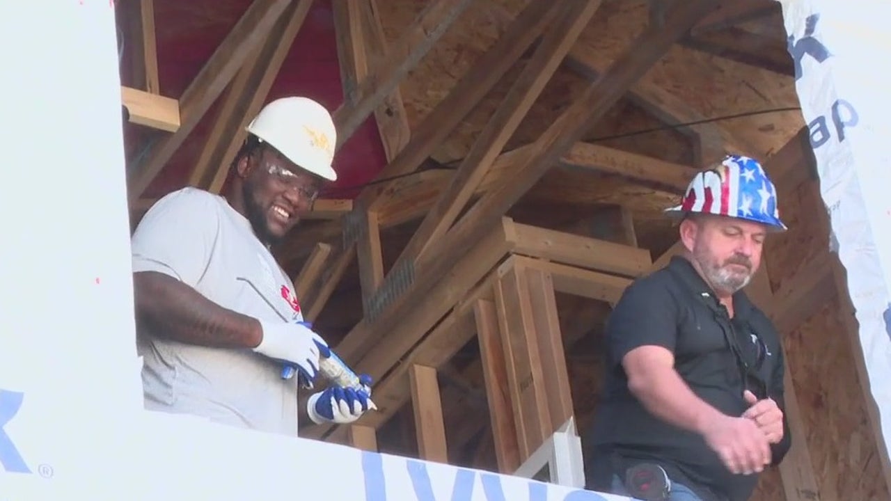 Holiday Home Build with the Bucs [Video]