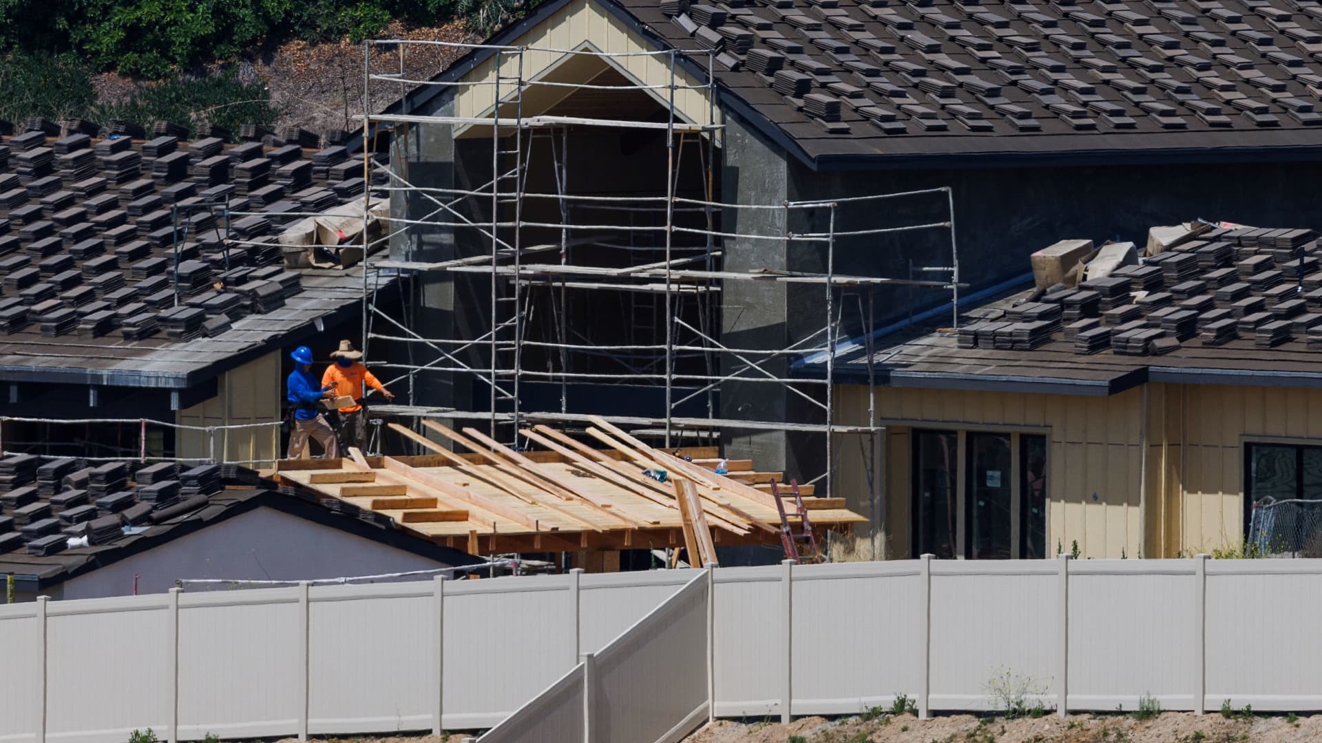 Barclays downgrades homebuilders, says stocks can’t continue to ‘defy gravity’ [Video]