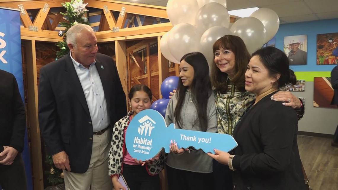 Arizona mother to receive Habitat for Humanity home amid housing crisis [Video]