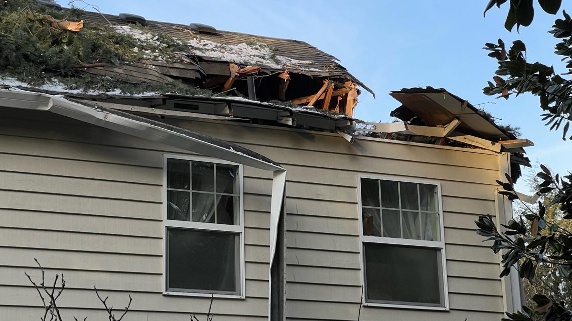 Lake Oswego couple fights insurance company over year-long roof damage claim [Video]