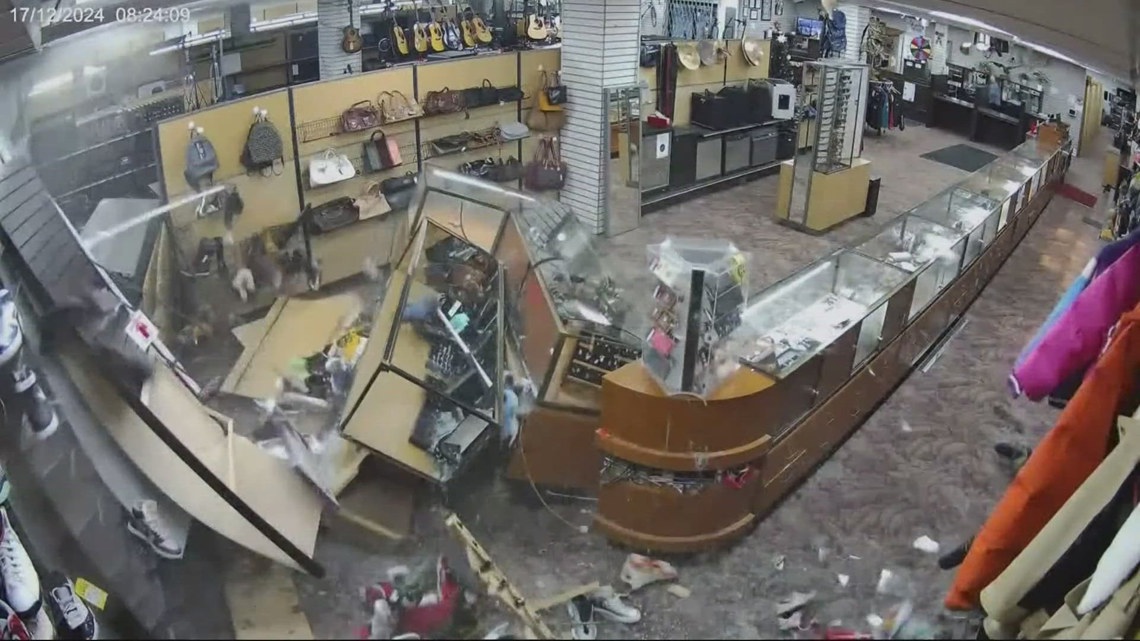 Southeast Portland pawn shop’s storefront destroyed after car crash [Video]