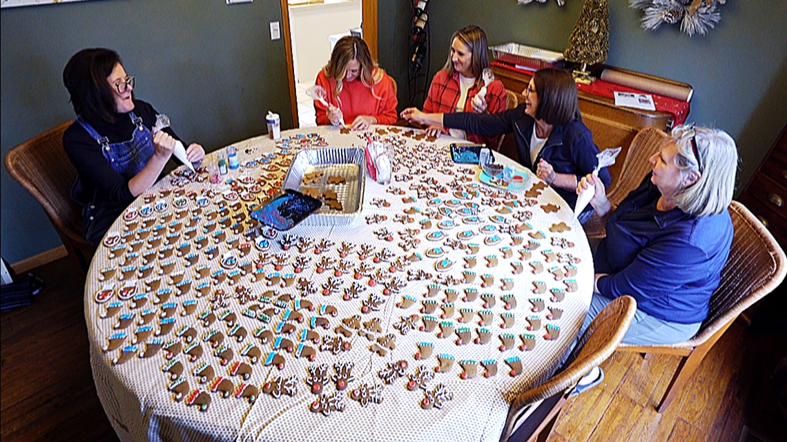 In kitchen frenzy, 5 women bake 3,885 Christmas cookies [Video]