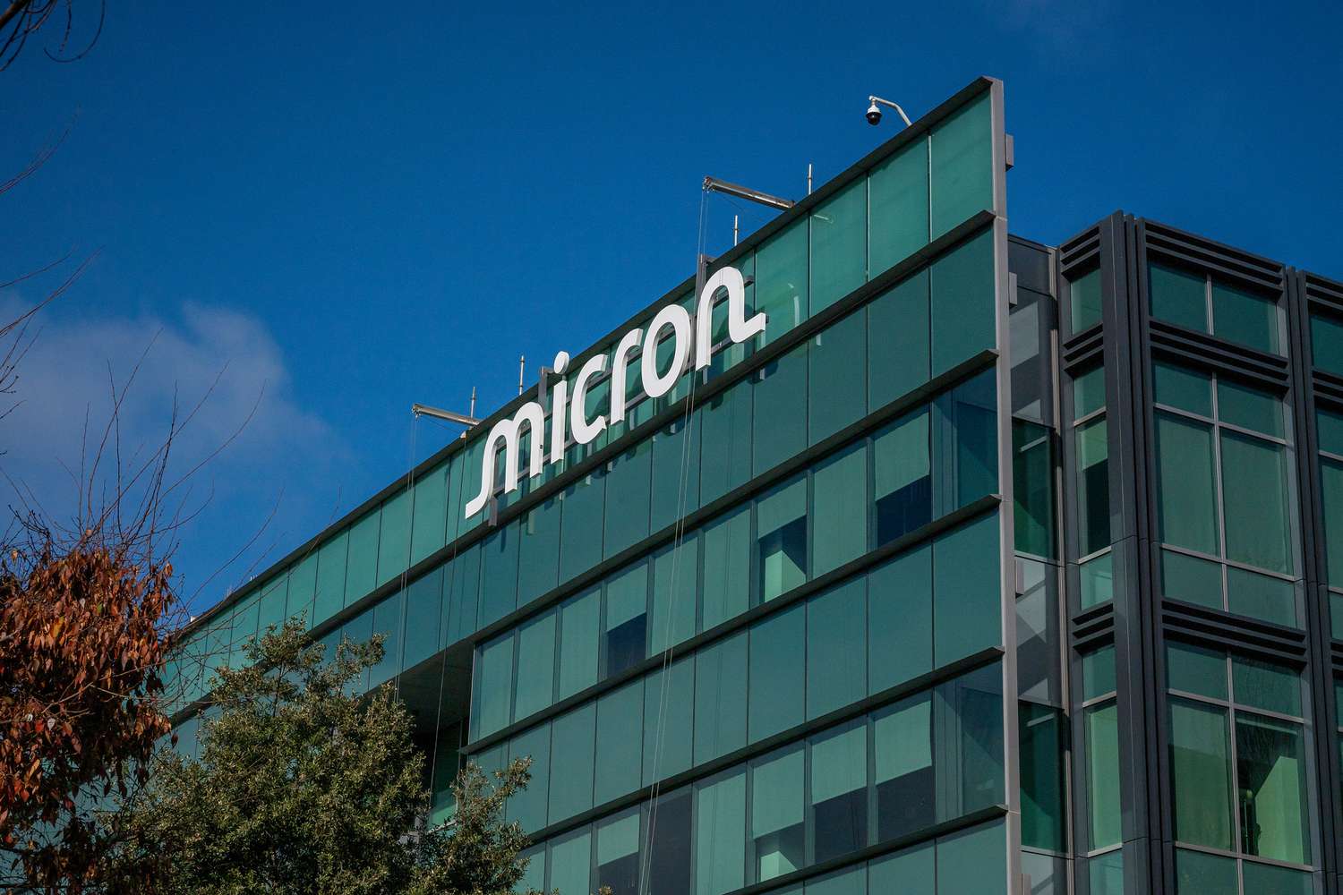 Micron’s Stock Tumbles as Its Outlook Disappoints [Video]