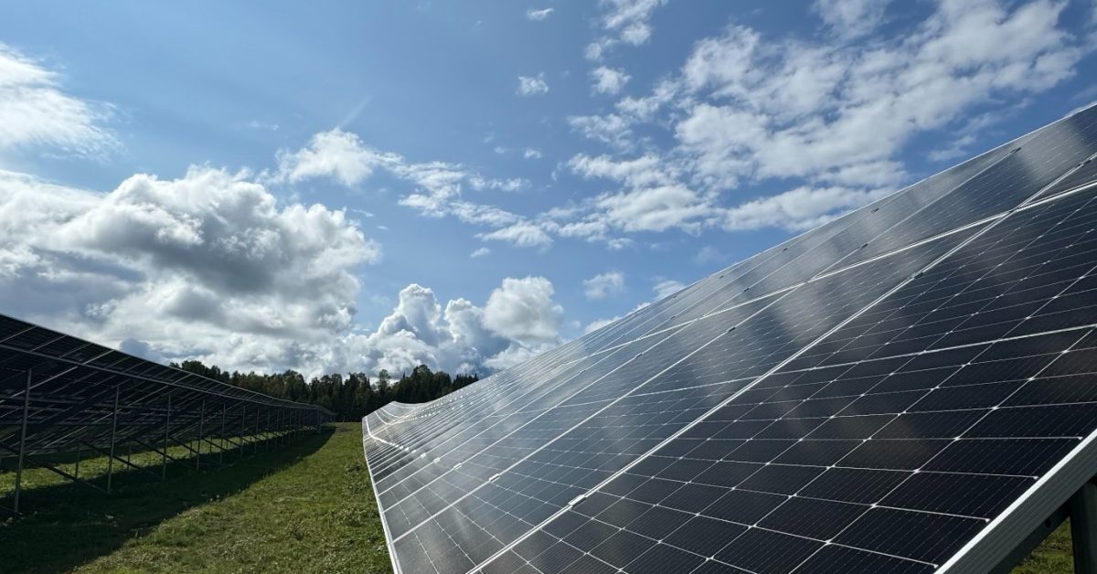 Five solar farms come online in Maine, slashing electricity costs [Video]