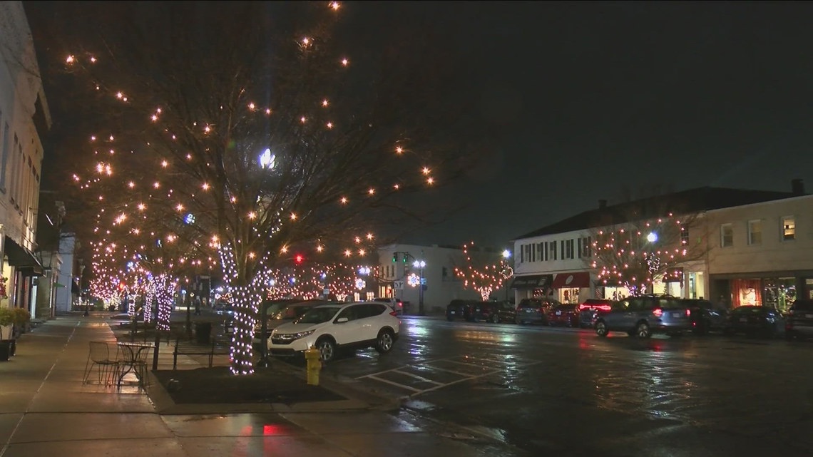 Downtown Perrysburg small businesses say holiday shoppers benefit from personal touch they get from buying local [Video]