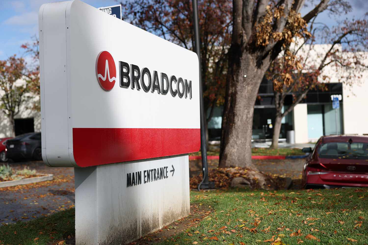 Broadcom, AMD Lead Chip Stocks Higher Monday on Anticipation of AI-Driven Gains [Video]