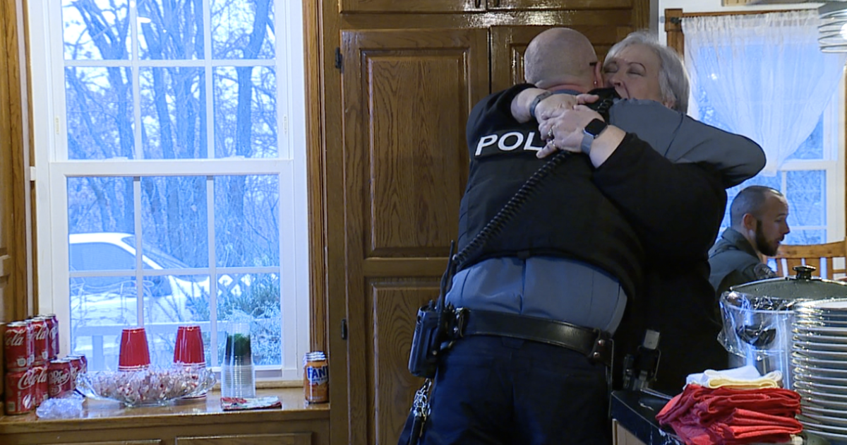 KCPD employee hosts Christmas dinner for officers [Video]