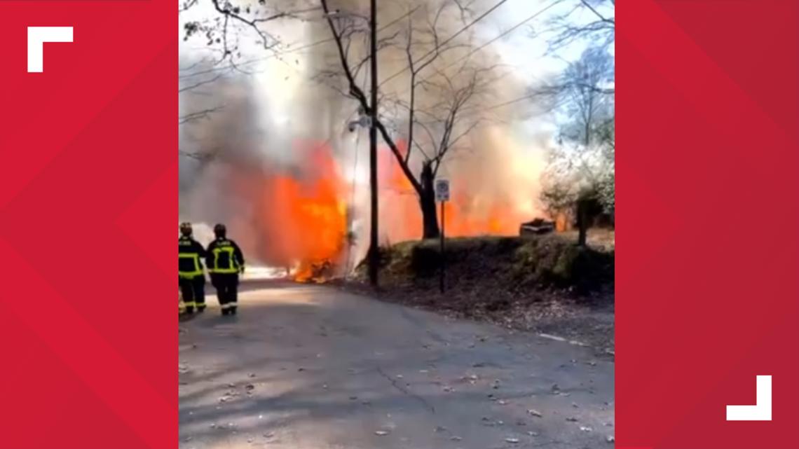 Atlanta house fire on Neal Street Bankhead neighborhood [Video]