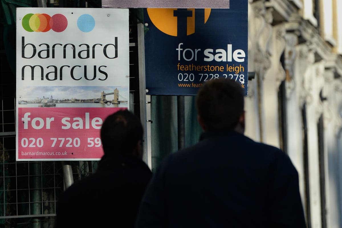 House prices fell for the first time in nine months – but lenders warn it wont last [Video]