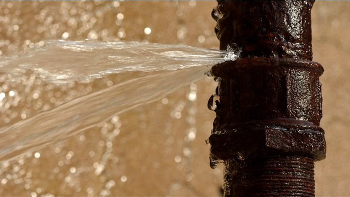 Crews working to fix emergency water leak at fire hydrant in Mexia, Texas [Video]