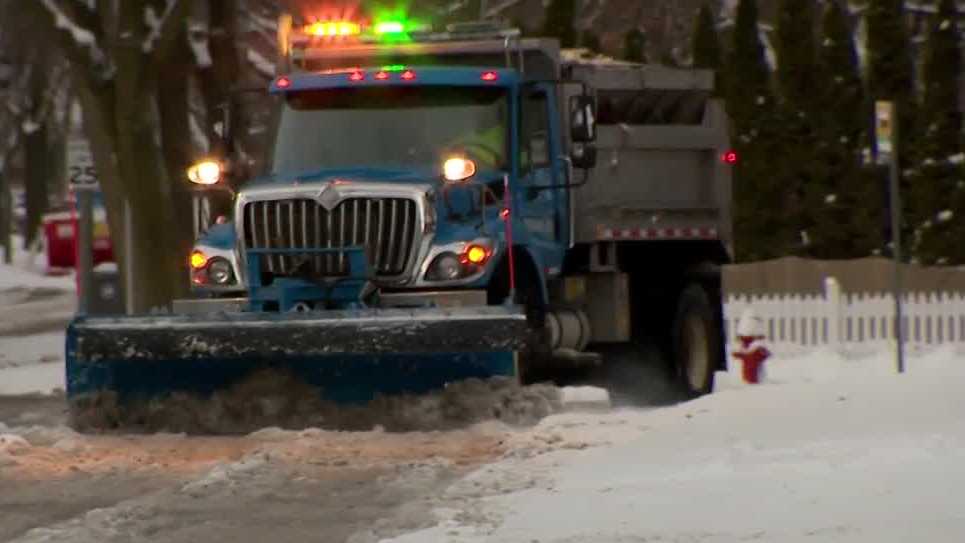 Milwaukee leaders debate snow removal refunds amid complaints [Video]