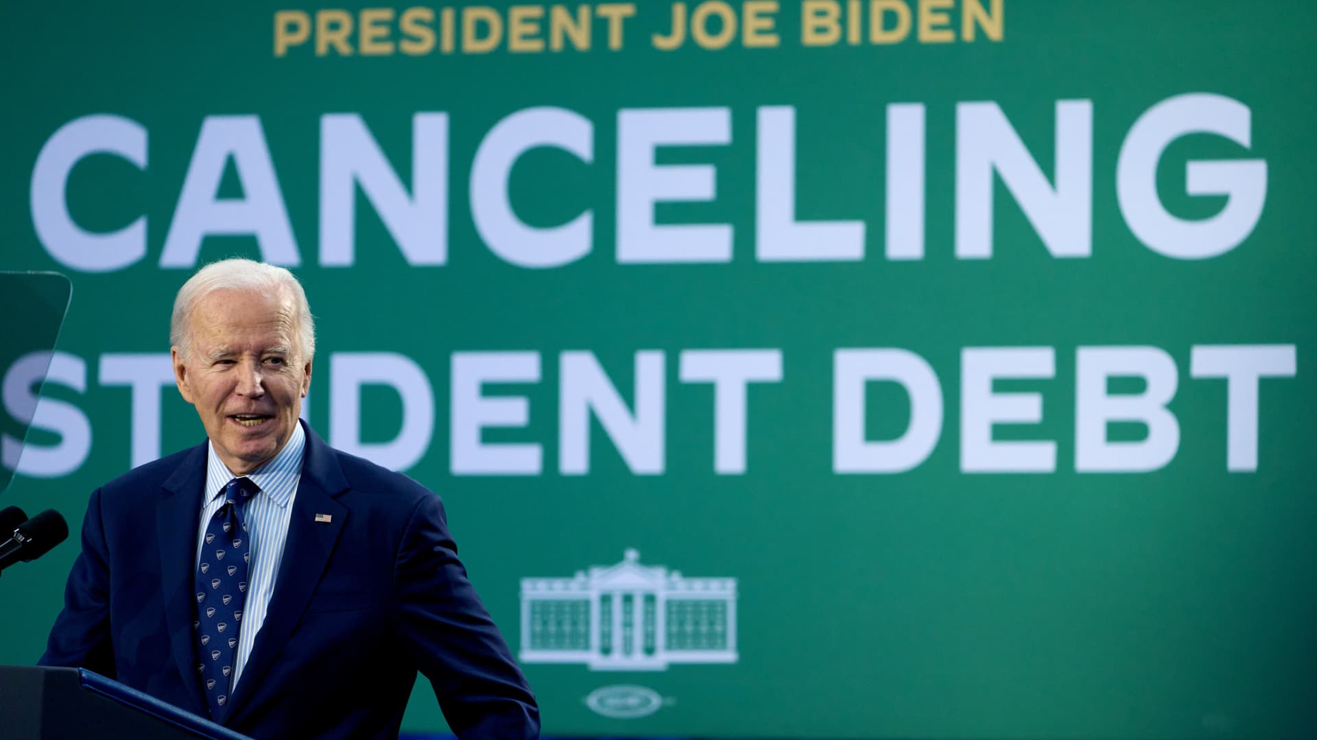 Biden announces final round of student loan forgiveness [Video]