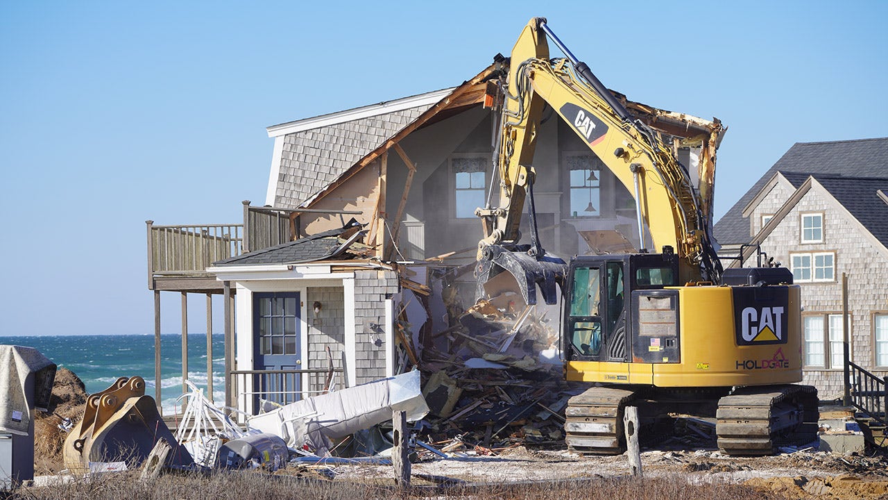 Nantucket home threated by beach erosion gets demolished [Video]