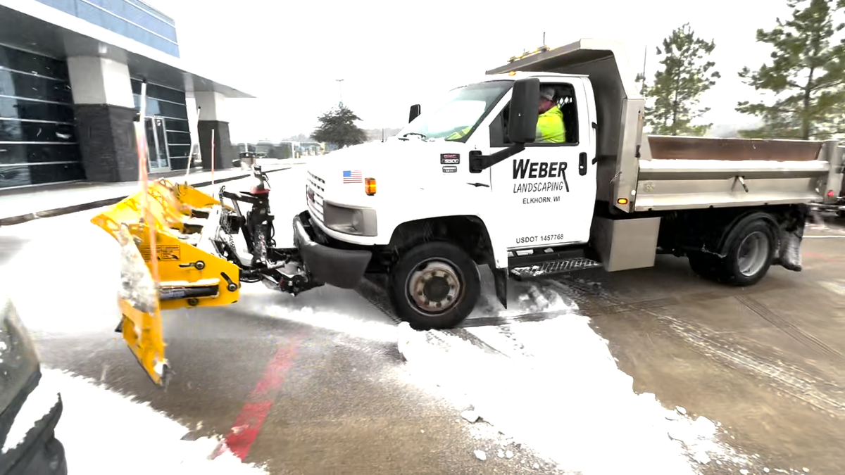 Milwaukee plow company sends crews to dig out Houston, Texas [Video]