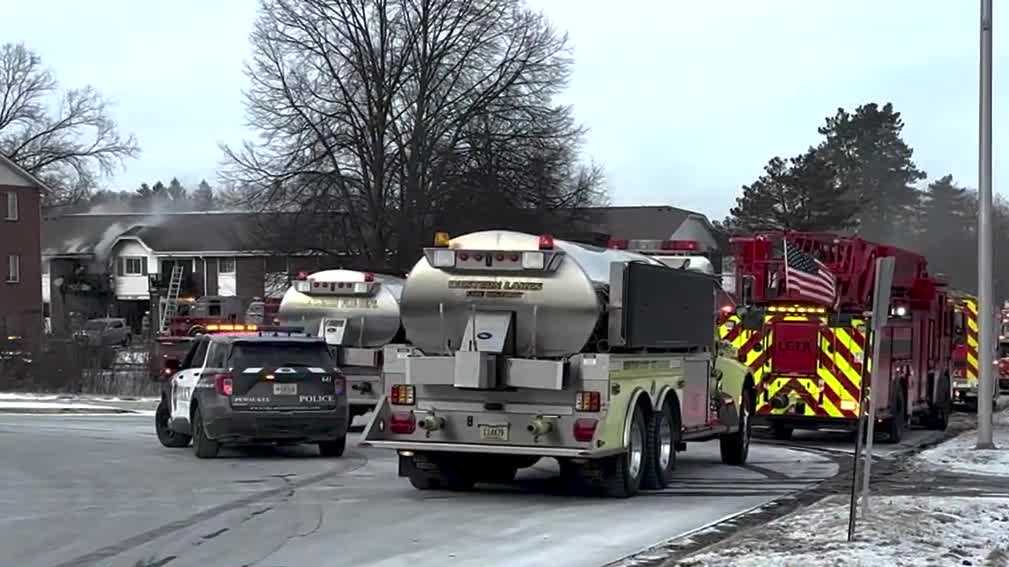 Two hurt, including police officer, in Pewaukee apartment fire [Video]